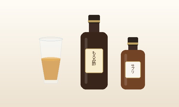 グラスに注いだ液体もろみ酢とサプリボトルの比較ライフスタイルイメージ