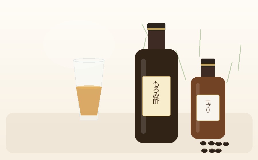 グラスに注がれたもろみ酢とボトルのイメージ